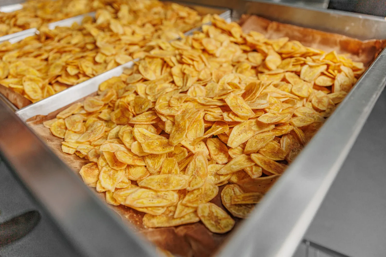 Banana chips Bananinhas durante a produção em Eldorado