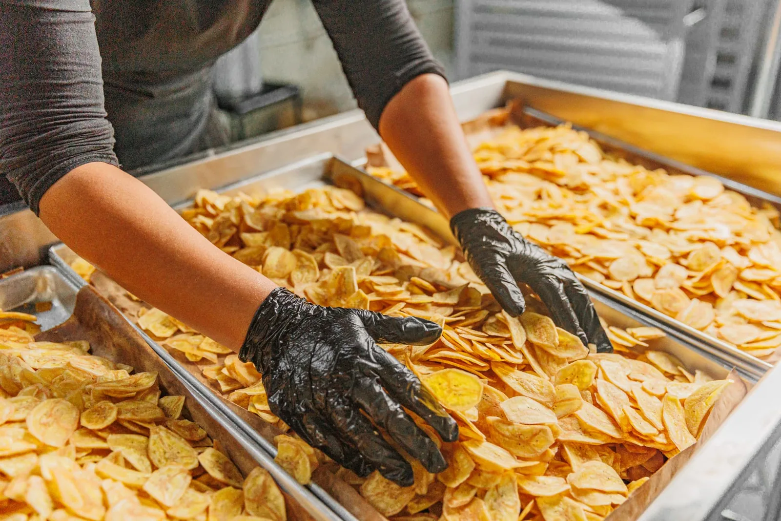 Banana chips recém-produzidas