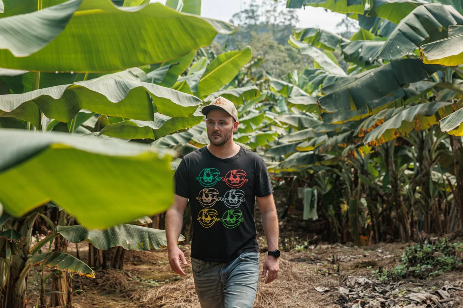 Sam em uma plantação de bananas em Eldorado