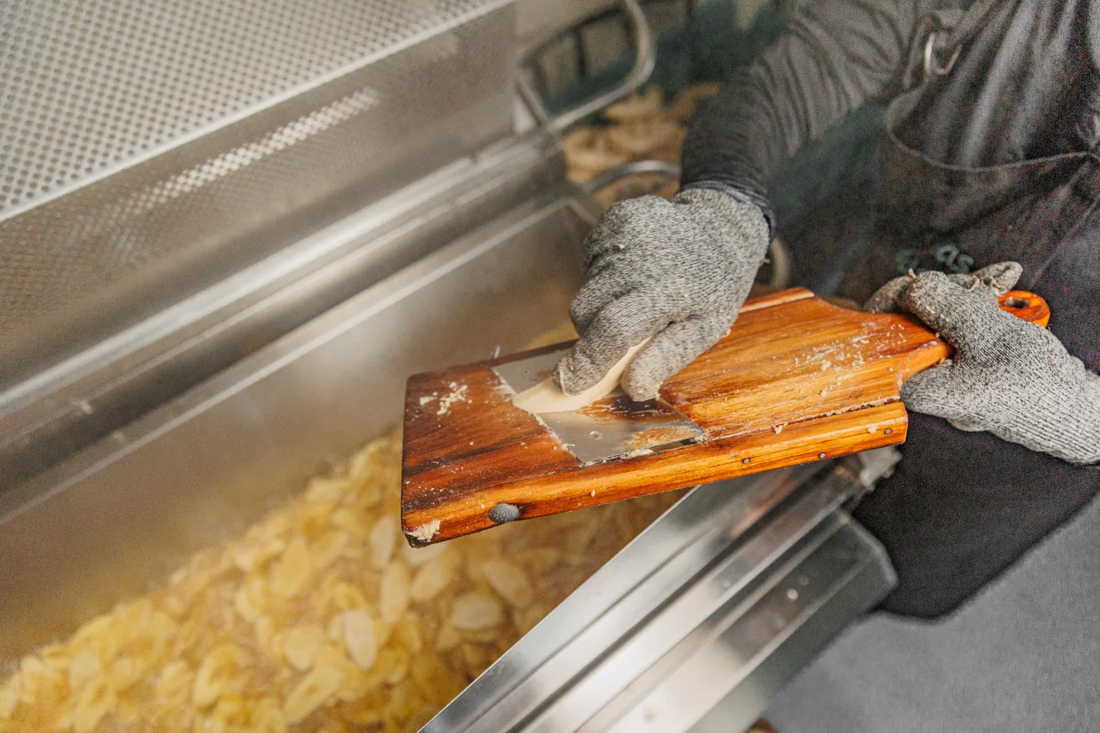 Produção artesanal de banana chips na fábrica Bananinhas